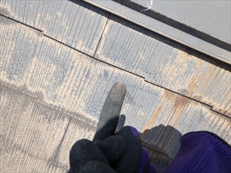 町田市南成瀬にてスレート屋根の点検、塗膜が劣化してチョーキングが発生しておりました